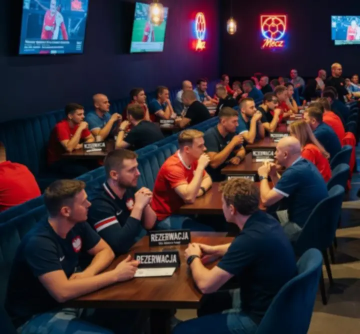 Goście rezerwujący stolik w sport bara Flopnity przed dużym meczem